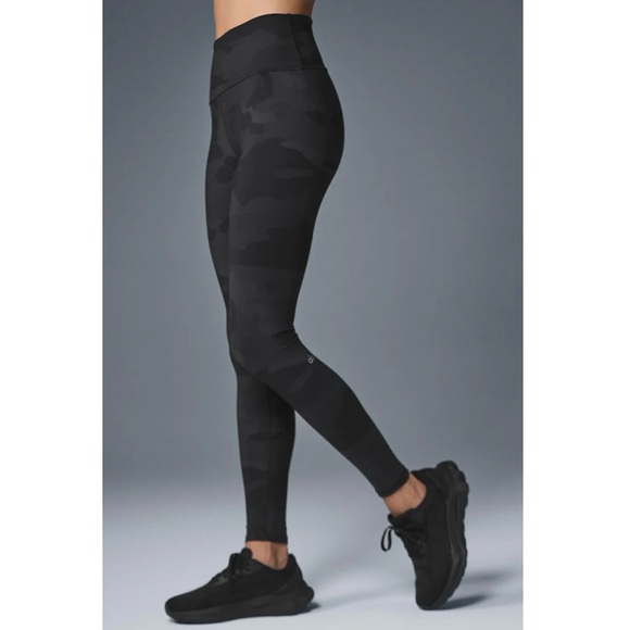 Alo Yoga High-Waist Camo Vapor Legging in Hunter Camouflage Size S - Picture 16 of 16